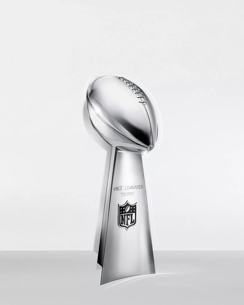 Vince Lombardi Trophy ถ้วยรางวัลแรกของการแข่งขัน NFL Super Bowl ครั้งแรกในประวัติศาสตร์ (1967)